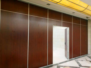 Divisores de sala de dobramento do auditório comercial interior com o rolo de alumínio da trilha