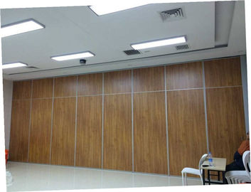 Divisores de sala acústicos de superfície da altura 5m do painel da melamina para a sala de conferências/parede de separação dobrável