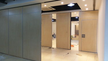 Sala de conferências que dobra o sistema de suspensão de suspensão de alumínio operável das paredes de separação