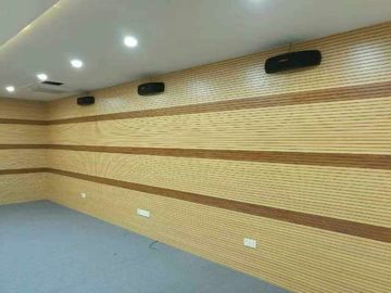 Painel acústico sulcado de madeira material decorativo do design de interiores para a função Salão
