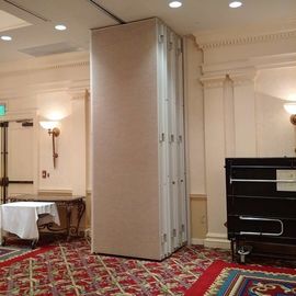 Fazer isolamento sonoro o dobramento e o deslizamento da parede de separação da porta das salas das paredes para o banquete Salão do hotel