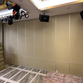 A porta de dobradura da sala de conferências divide o móvel de madeira que desliza paredes de separação nos EUA