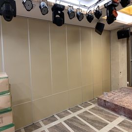 A porta de dobradura da sala de conferências divide o móvel de madeira que desliza paredes de separação nos EUA