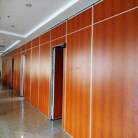 As portas deslizantes de dobramento de paredes de separação da sala de conferências fazem isolamento sonoro paredes operáveis