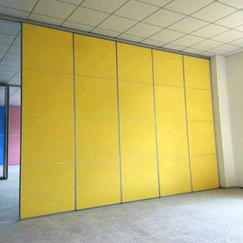 Fazer isolamento sonoro a separação operável da parede com as portas para a escola/hotel/estúdio da dança