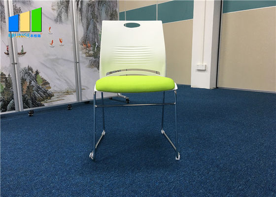 As crianças do projeto moderno da mesa da estação de trabalho do mobiliário de escritório estudam a cadeira plástica empilhável do escritório da tela