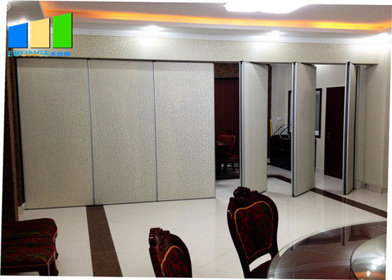 Parede de separação de dobramento de suspensão de madeira acústica móvel da parede de separação do hotel de Nigéria com cor da variedade