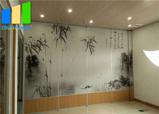 Sala de conferências provisória da divisão do escritório que dobra paredes de separação móveis