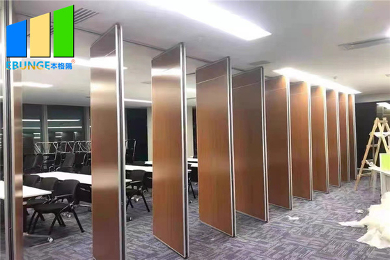 Sistema acústico de dobramento de impermeabilização sadio da separação do escritório para a sala de conferências de formação