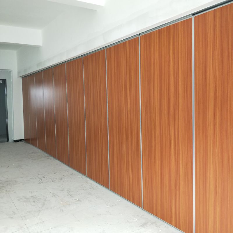 O teto acústico de alumínio de anodização da parede de separação do MDF montou a cor personalizada ereta livre